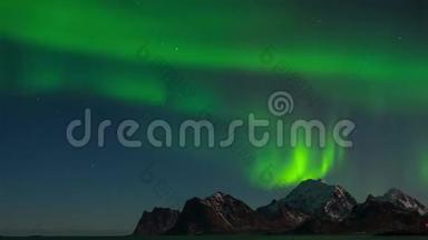 北极光北极光在挪威洛佛顿群岛的山上。 夜间冬季景观，延时视频